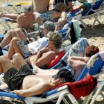 Personas mayores disfrutando de las playas de Benidorm