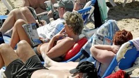 Personas mayores disfrutando de las playas de Benidorm