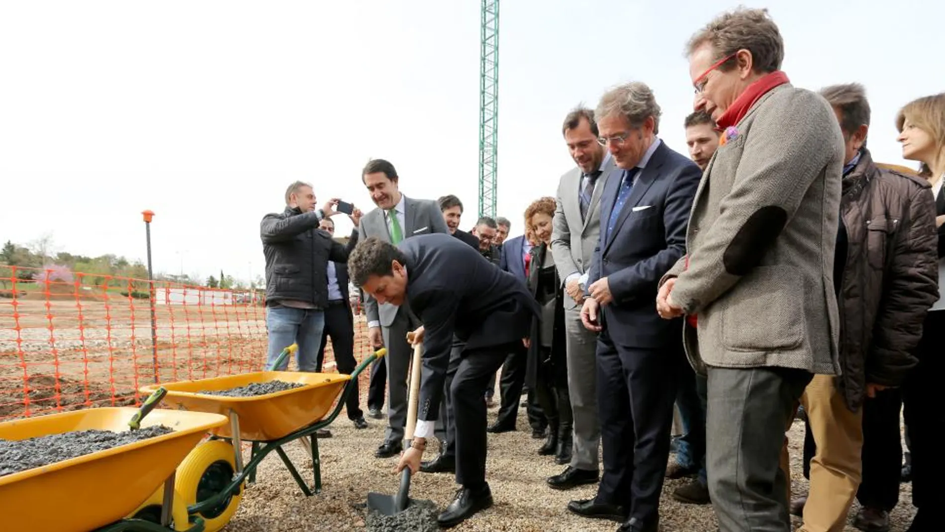 Colocación de la primera piedra de la nueva sede y Centro de Formación y Prevención de Riesgos Laborales de la Fundación Laboral de la Construcción. Asisten los consejeros de Fomento y Medio Ambiente, Juan Carlos Suárez-Quiñones, y de Empleo, Carlos Fernández Carriedo; el alcalde de Valladolid, Óscar Puente; y el presidente de la Fundación, Javier Vega; entre otros