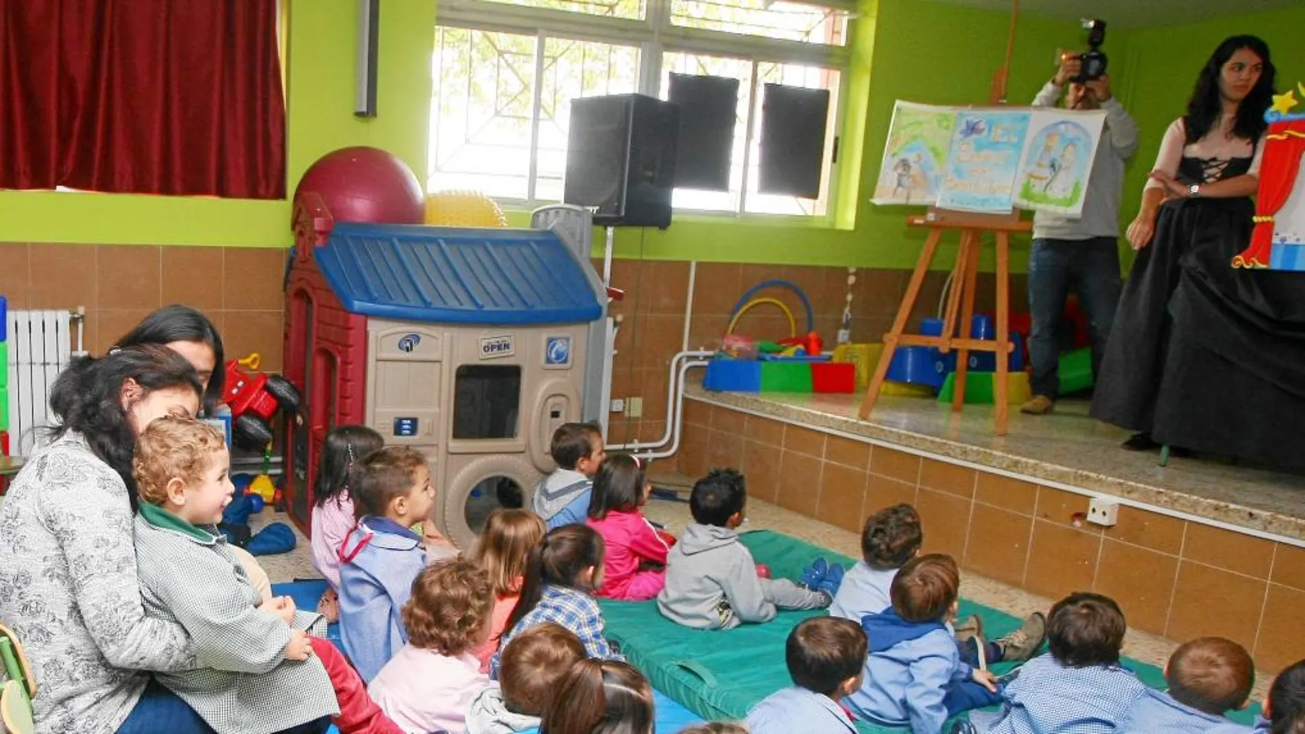 Cuentacuentos en el Colegio Rural Agrupado (CRA) de la localidad leonesa de Cubillos del Sil