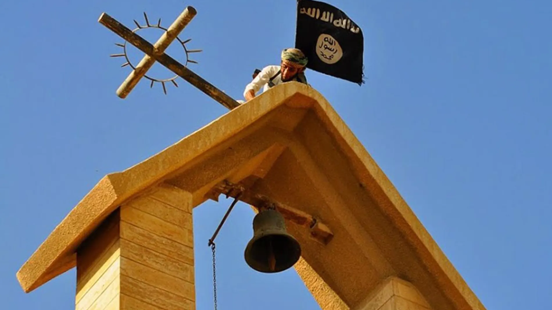 Un terrorista coloca una bandera de Estado Islámico en Mosul
