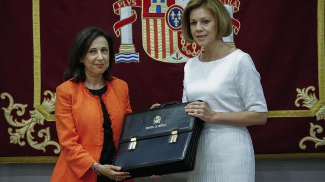 La ministra de Defensa, Margarita Robles, posa junto a su predecesora en el cargo, María Dolores de Cospedal/J. Fdez.-largo