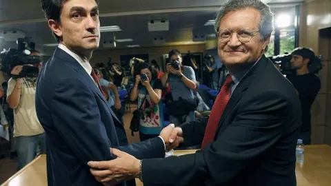 El presidente de la Unión Sindical de Controladores Aéreos, Camilo Cela, y el presidente de Aeropuertos Españoles y Navegación Aérea (AENA), Juan Lema