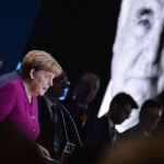 La canciller alemana, Angela Merkel, interviene durante el congreso extraordinario que celebra la Unión Cristianodemócrata (CDU), en Berlín, Alemania, hoy