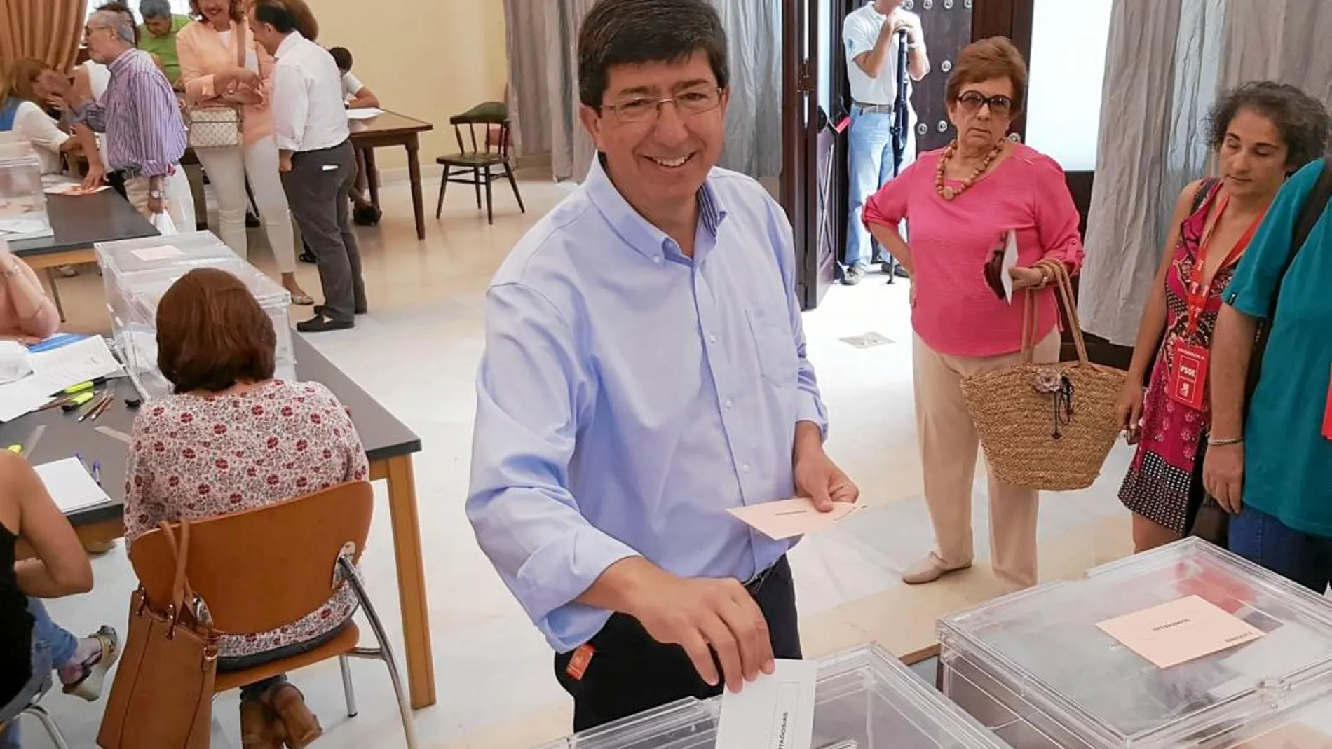 El líder regional de C’s ejerció su derecho al voto en Sanlúcar de Barrameda