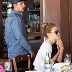 Joe Jonas y Gigi Hadid en un restaurante en Beverly Hills