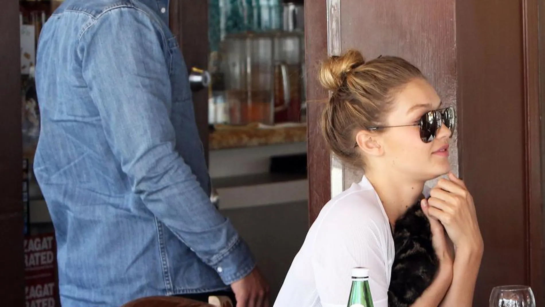 Joe Jonas y Gigi Hadid en un restaurante en Beverly Hills