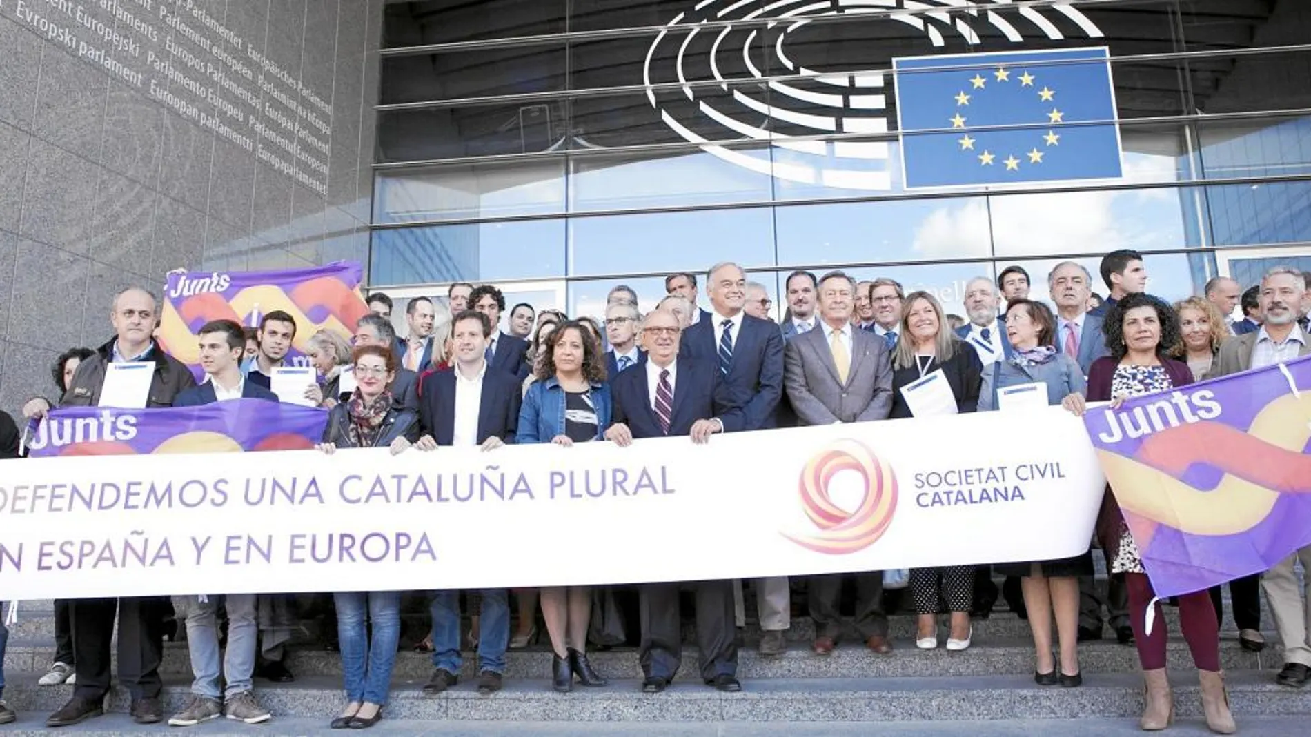 Los eurodiputados del PP González Pons y Santi Fisas fueron anfitriones de SCC, a la que también arroparon dirigentes del PSOE