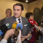 El consejero Suárez-Quiñones atiende a los medios en Ávila
