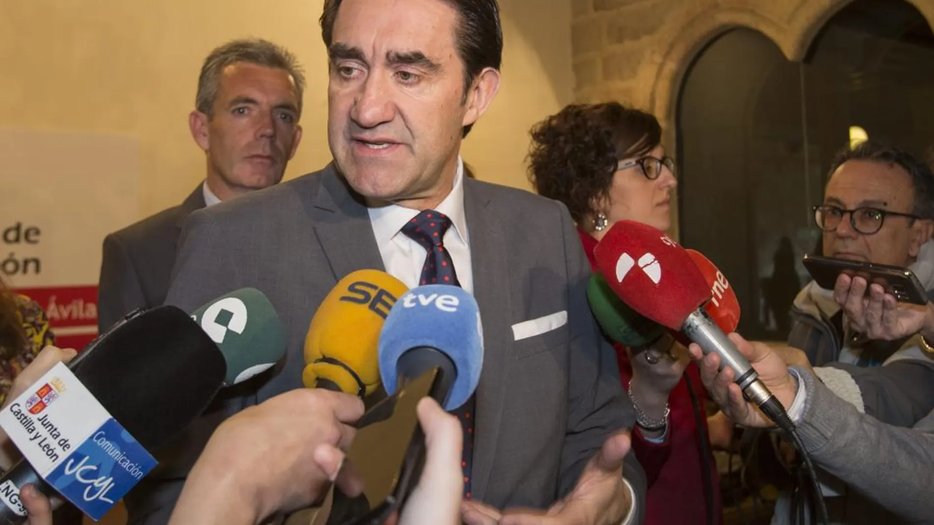 El consejero Suárez-Quiñones atiende a los medios en Ávila