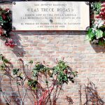 Placa en recuerdo de Las Trece Rosas en el cementerio de la Almudena