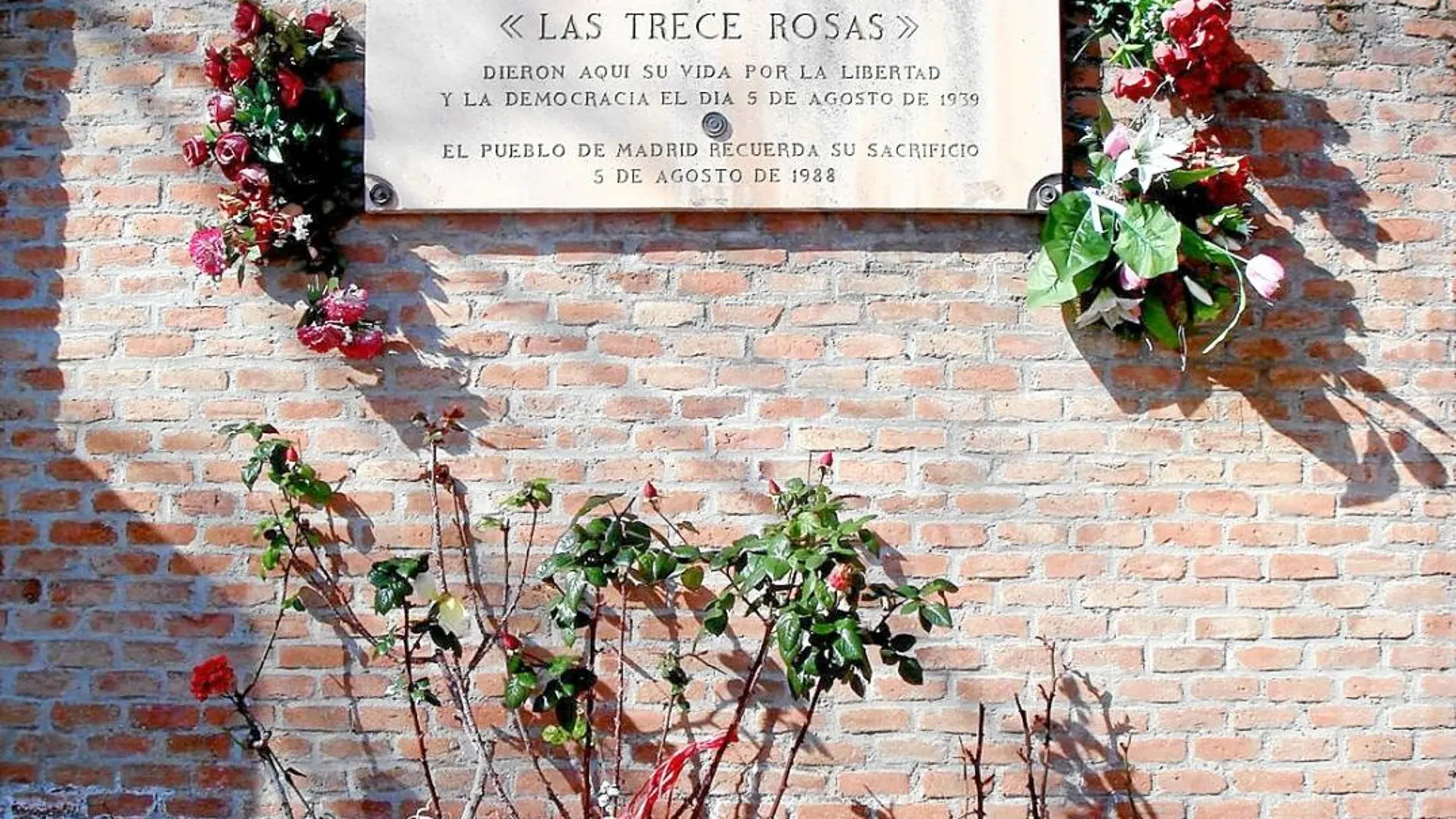 Placa en recuerdo de Las Trece Rosas en el cementerio de la Almudena