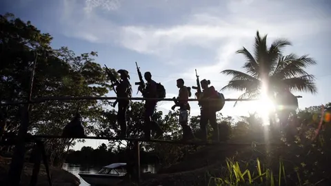 Guerrilleros del Frente 48 de las FARC, en la selva de Putumayo, Colombia