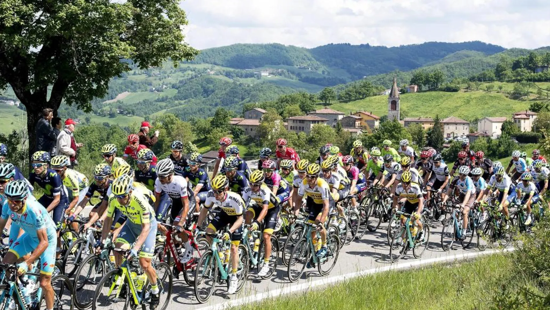 Vista del pelotón durante la décima etapa del Giro de Italia