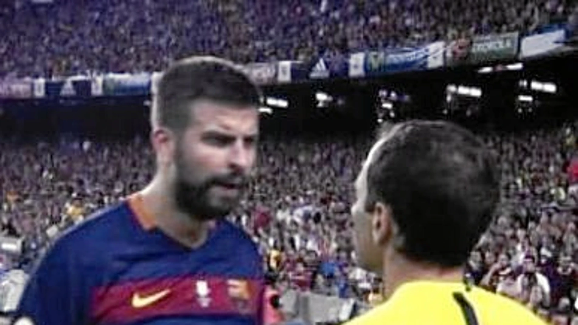 Piqué se encara con el asistente