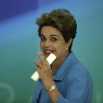 La presidenta brasileña Dilma Rousseff habla en una rueda de prens