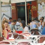Paradójicamente, las terrazas de los pubs evitan que el jaleo nocturno sea mayor