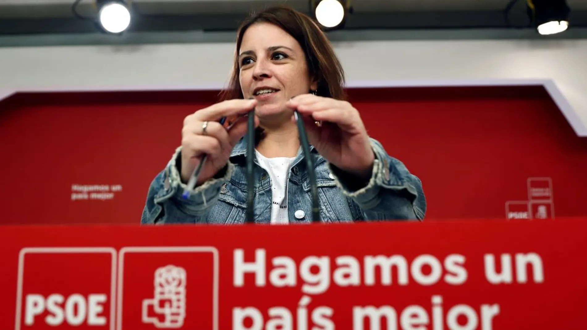 La vicesecretaria general y portavoz del Grupo Socialista, Adriana Lastra, durante la rueda de prensa en la que ha hecho declaraciones sobre actualidad política, hoy en la sede del PSOE / Foto: EFE/Mariscal