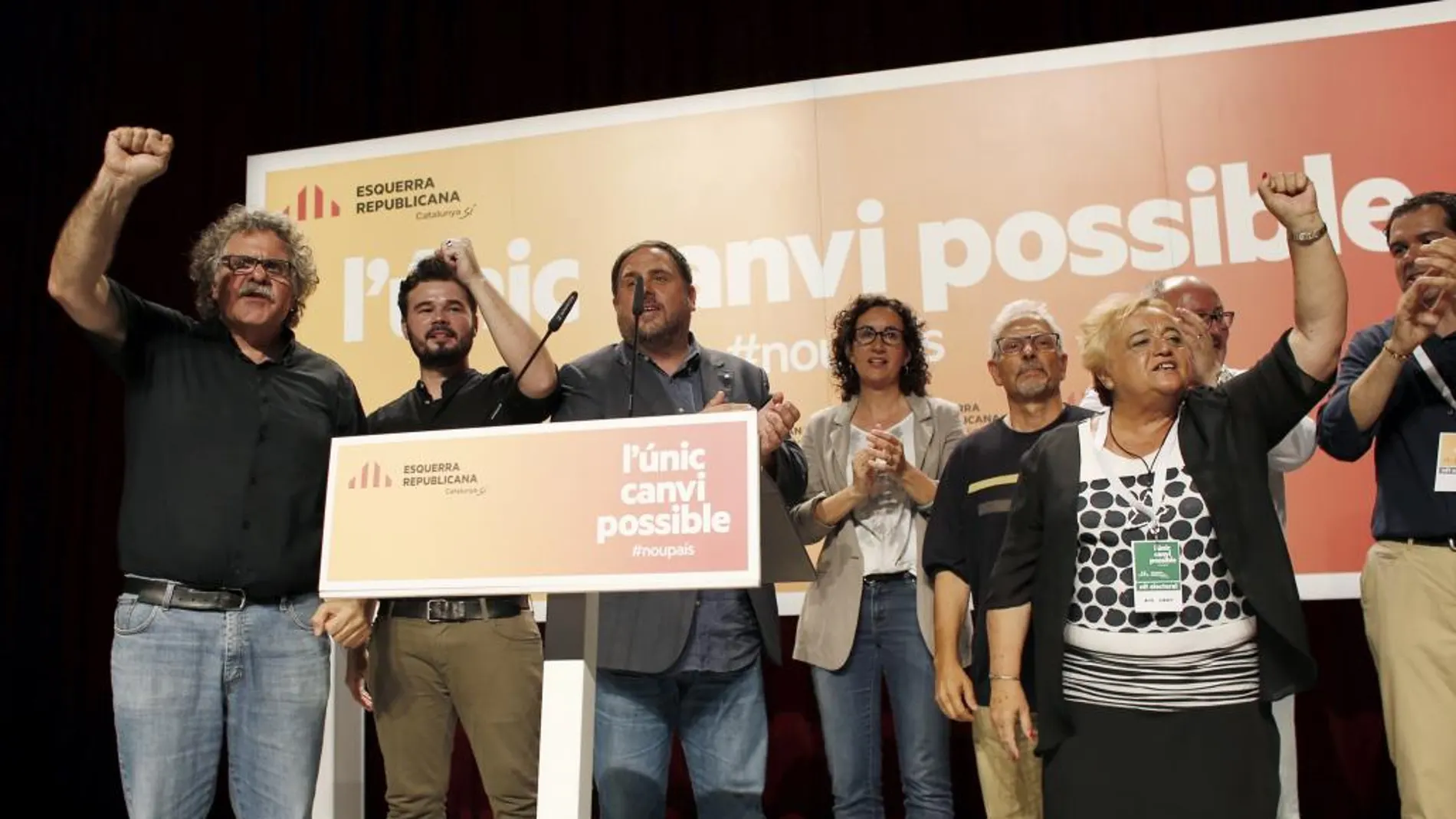 El cabeza de lista de ERC por Barcelona, Gabriel Rufián, junto al líder del partido y vicepresidente de la Generalitat, Oriol Junqueras y el candidato número dos Joan Tardá