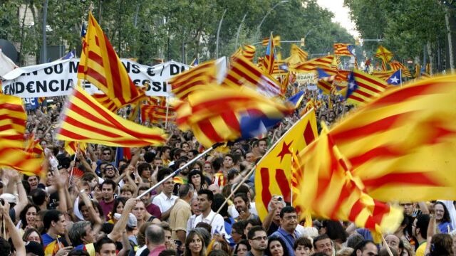 Manifestación en Barcelona en protesta por la suspensión por parte del Constitucional de varias leyes aprobadas en el Parlament