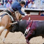 Sergio Galán colocando banderillas cortas en las Ventas