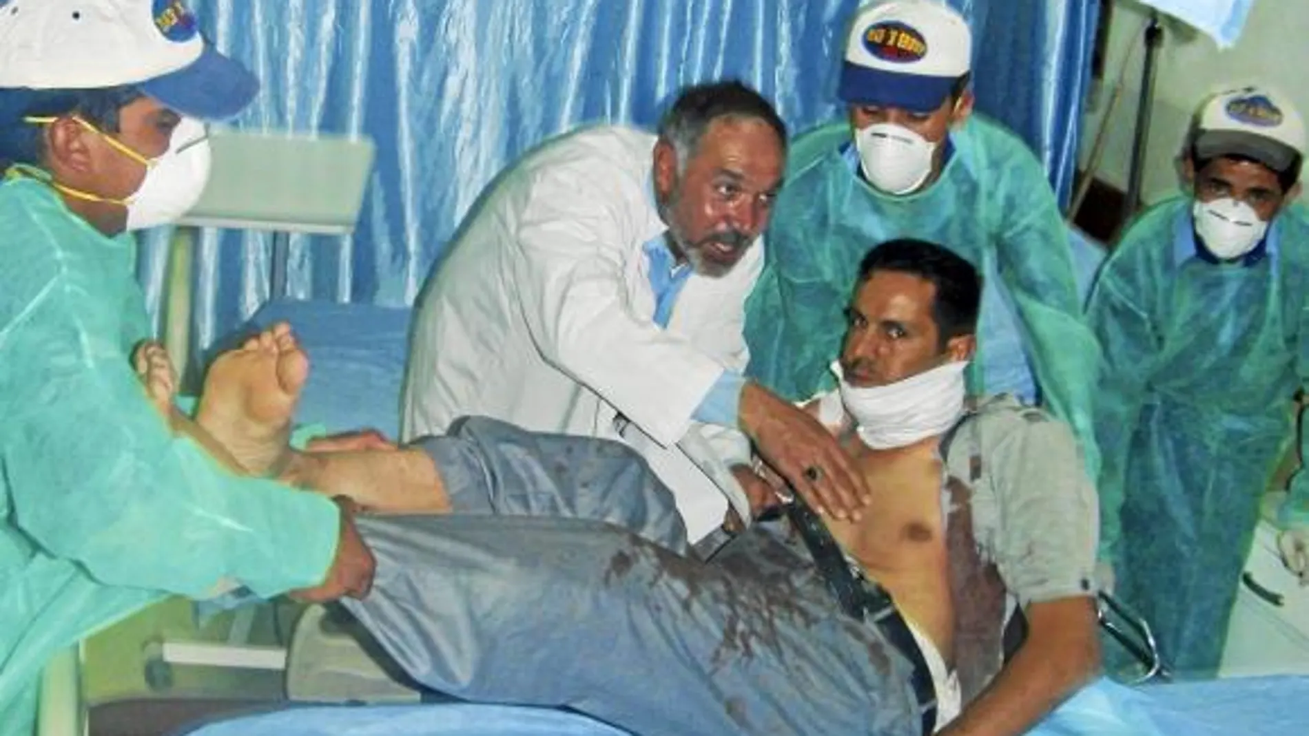 Uno de los heridos en el triple atentado suicida en el campo de fútbol de la localidad fronteriza iraquí de Tal Afar es atendido en un hospital