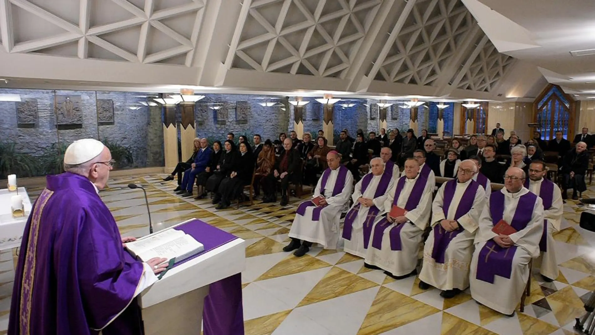 El pontífice durante la homilía de la misa que ha celebrado esta mañana en su residencia, la Casa Santa Marta