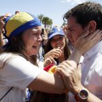El candidato de Ciudadanos a la Presidencia del Gobierno, Albert Rivera (d), conversa con simpatizantes venezolanos durante el acto con militantes y simpatizantes en Valencia