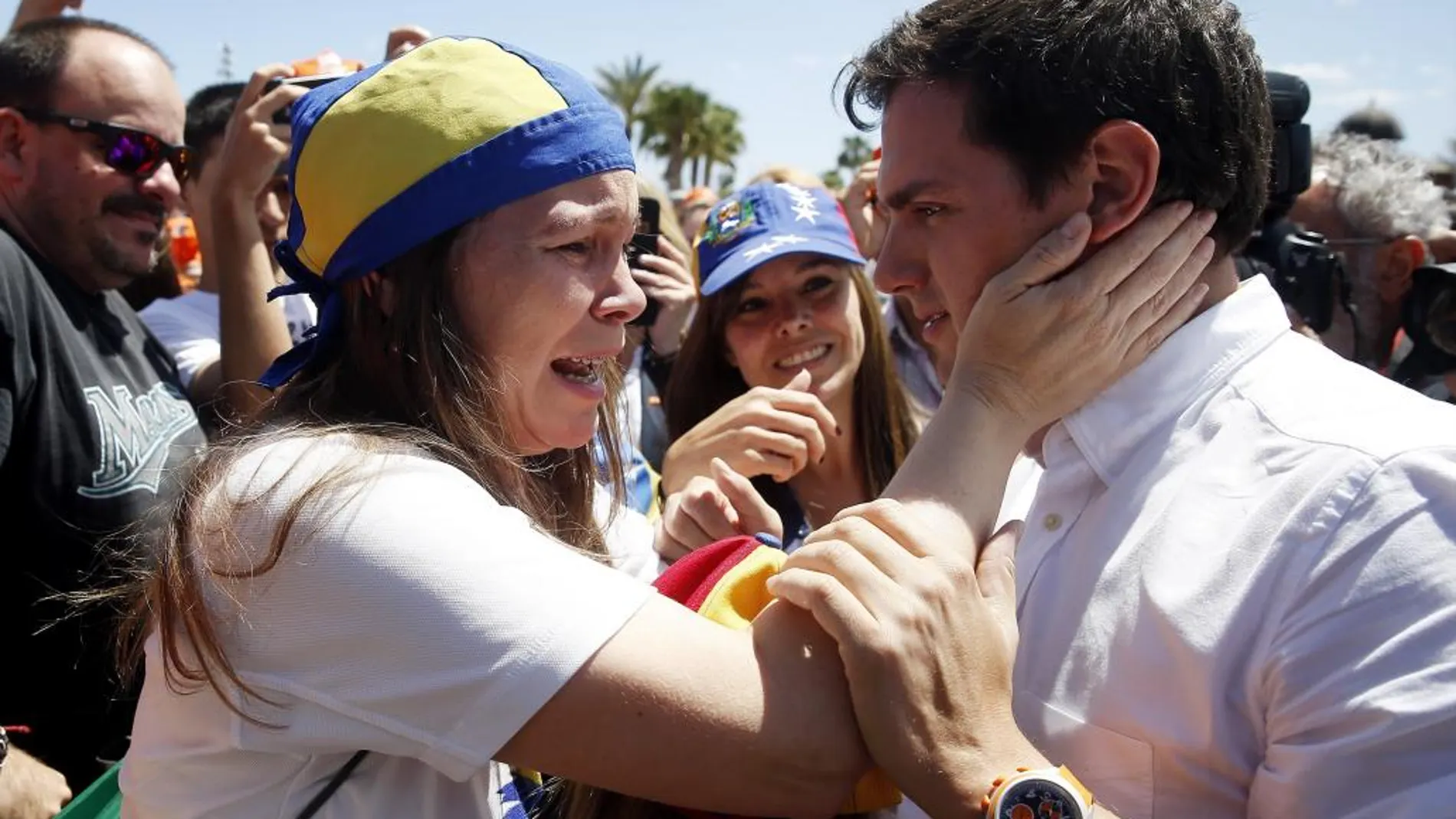 El candidato de Ciudadanos a la Presidencia del Gobierno, Albert Rivera (d), conversa con simpatizantes venezolanos durante el acto con militantes y simpatizantes en Valencia