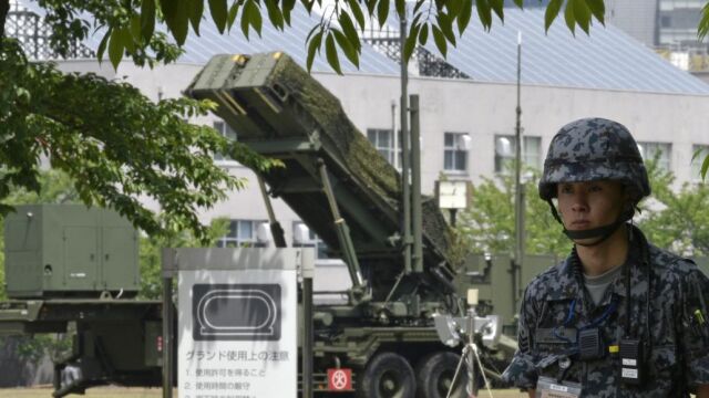La Unidad japonesa de Fuerza Terrestre de Autodefensa Patriot Capacidad Avanzada-3 (3 PAC) de misiles interceptores se despliega para contrarrestar el lanzamiento de misiles balísticos de Corea del Norte en el Ministerio de Defensa en Tokio
