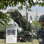 La Unidad japonesa de Fuerza Terrestre de Autodefensa Patriot Capacidad Avanzada-3 (3 PAC) de misiles interceptores se despliega para contrarrestar el lanzamiento de misiles balísticos de Corea del Norte en el Ministerio de Defensa en Tokio
