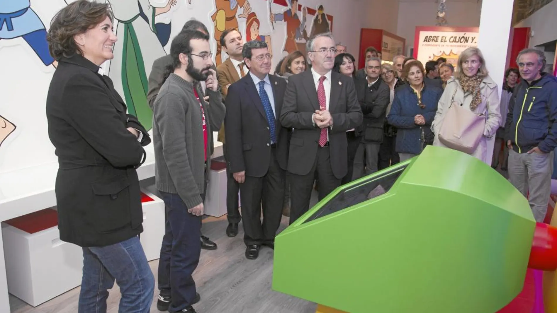 Josefa García Cirac acompañada de Isabel Borrego, y por el presidente de la Diputación de Burgos, César Rico