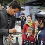Contador firma un autógrafo en Oviedo