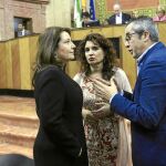 Carmen Crespo, junto a la consejera de Hacienda y el portavoz adjunto socialista, en el Parlamento