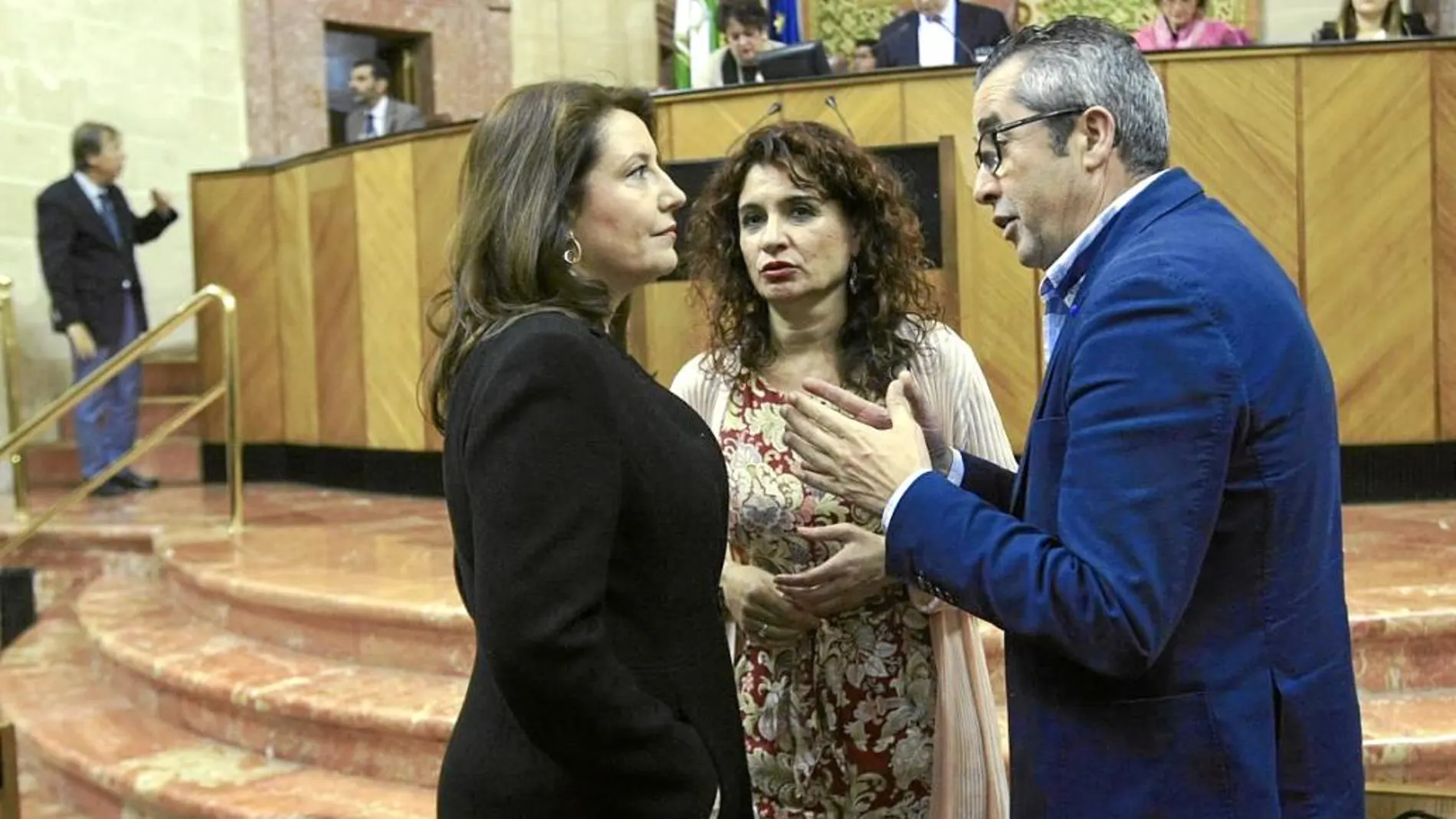 Carmen Crespo, junto a la consejera de Hacienda y el portavoz adjunto socialista, en el Parlamento