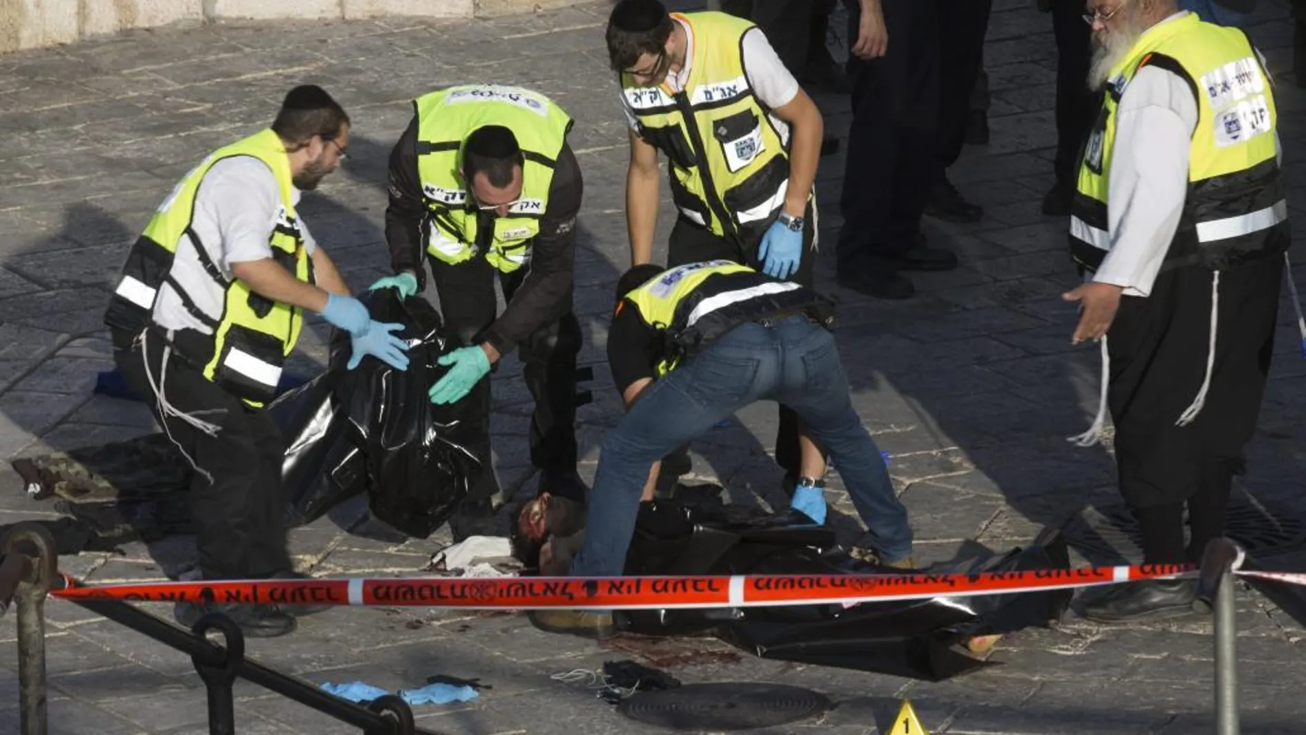 Traslado del cuerpo de un palestino asesinado en la puerta de Damasco, en la Ciudad Vieja de Jerusalén, Israel.