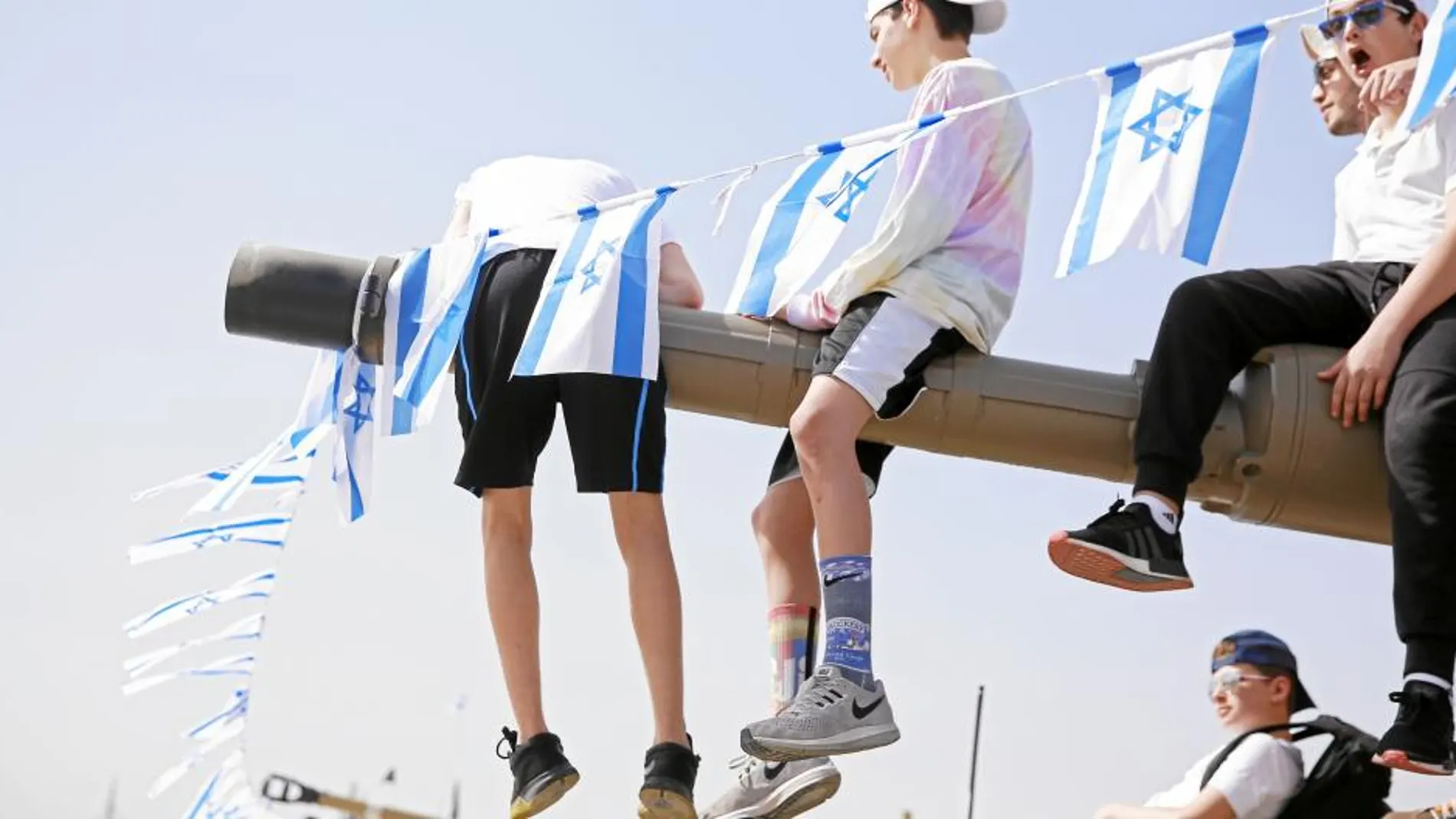 Varios jóvenes israelíes participan en la ciudad de Latrun en las jornadas de celebración del Aniversario del Estado de Israel