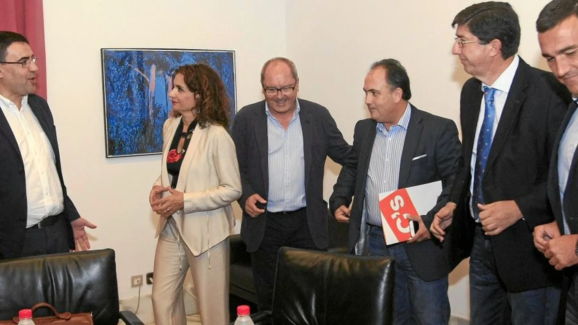 Representantes de PSOE y Ciudadanos, en la reunión que mantuvieron ayer en la Cámara autonómica