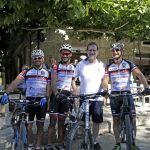 El presidente del Gobierno, Mariano Rajoy posa con unos ciclistas aficionados.