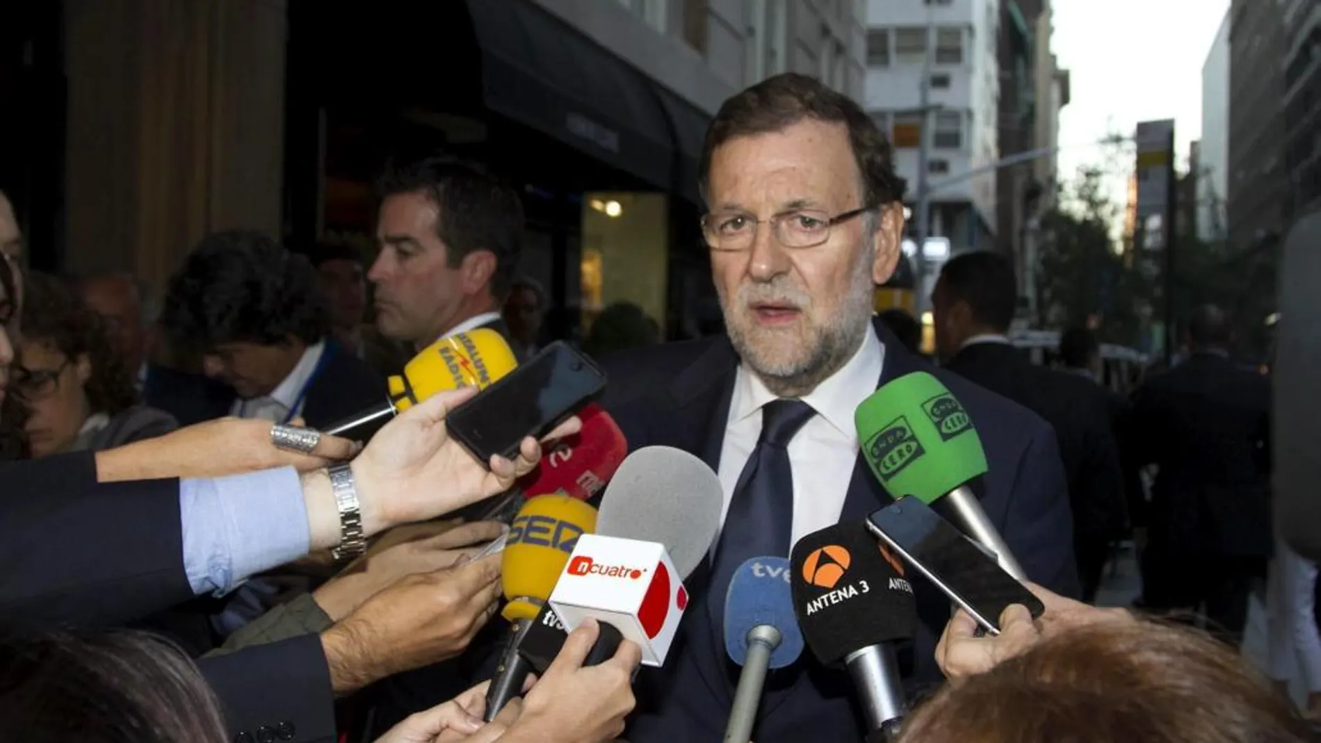 El presidente del Gobierno, Mariano Rajoy, atiende a la prensa a su llegada hoy al hotel donde se alojará en Nueva York.