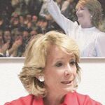 Aguirre se baja el sueldo y pide al PP que siga su ejemplo