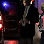 Clinton, a su salida del Hotel Hilton donde se reunió ayer con Bernie Sanders