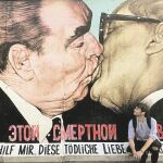 Vrúbel pintó este mural con el famoso beso entre Brezhnev y Honecker /Fotografía de Fernando Guallar