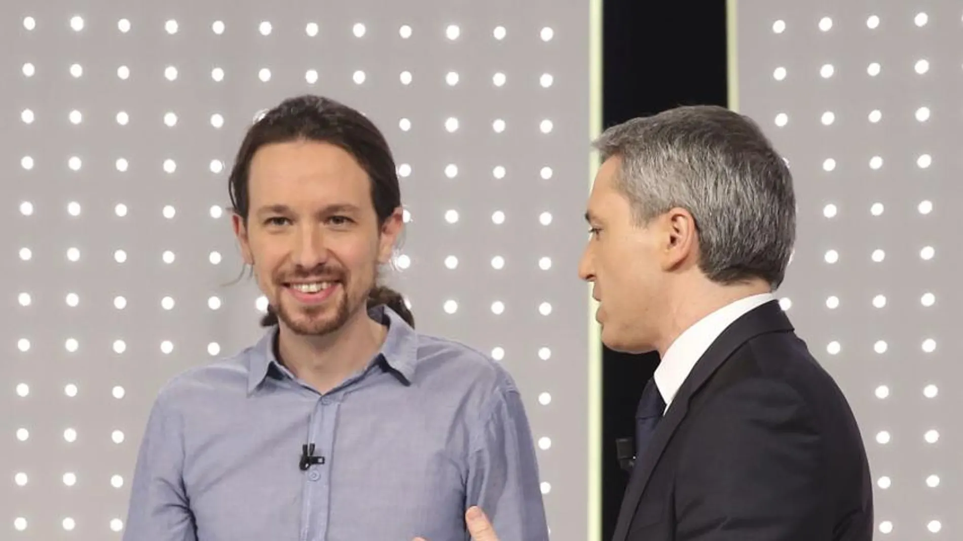 El secretario general de Podemos, Pablo Iglesias, junto al moderador Vicente Vallés, en el anterior debate a cuatro