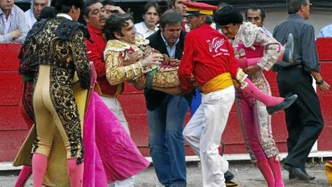 Alberto Elvira, con vaqueros y chaqueta negra, lleva a José Tomás a la enfermería
