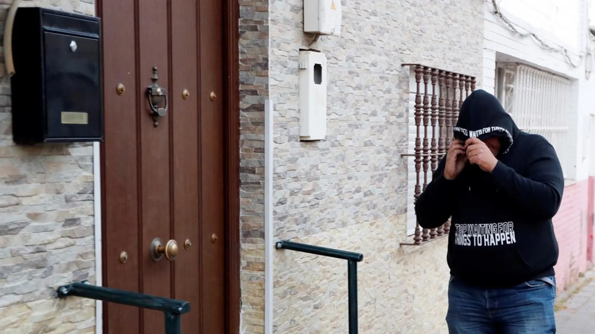 Un hombre se tapa la cara al llegar a la vivienda del barrio sevillano de Amate donde reside José Ángel Prenda, uno de los cinco integrantes de 'La Manada'/ Foto: Efe