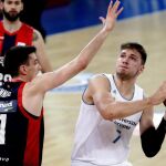 El escolta esloveno del Real Madrid Luka Doncic intenta lanzar ante el alero estadounidense Matt Janning, del Baskonia, durante el tercer partido de la final de la Liga ACB / Foto: Efe