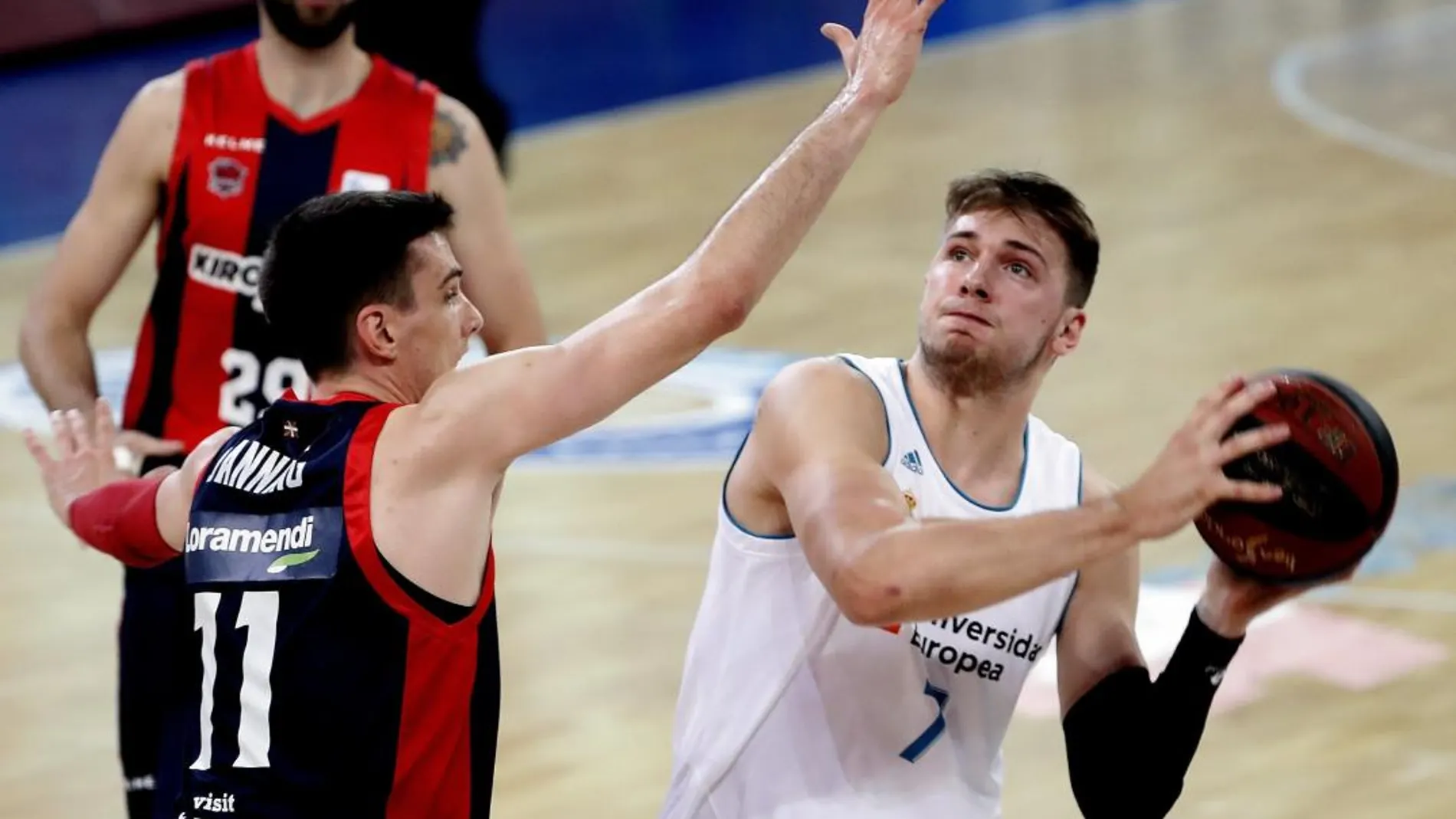 El escolta esloveno del Real Madrid Luka Doncic intenta lanzar ante el alero estadounidense Matt Janning, del Baskonia, durante el tercer partido de la final de la Liga ACB / Foto: Efe