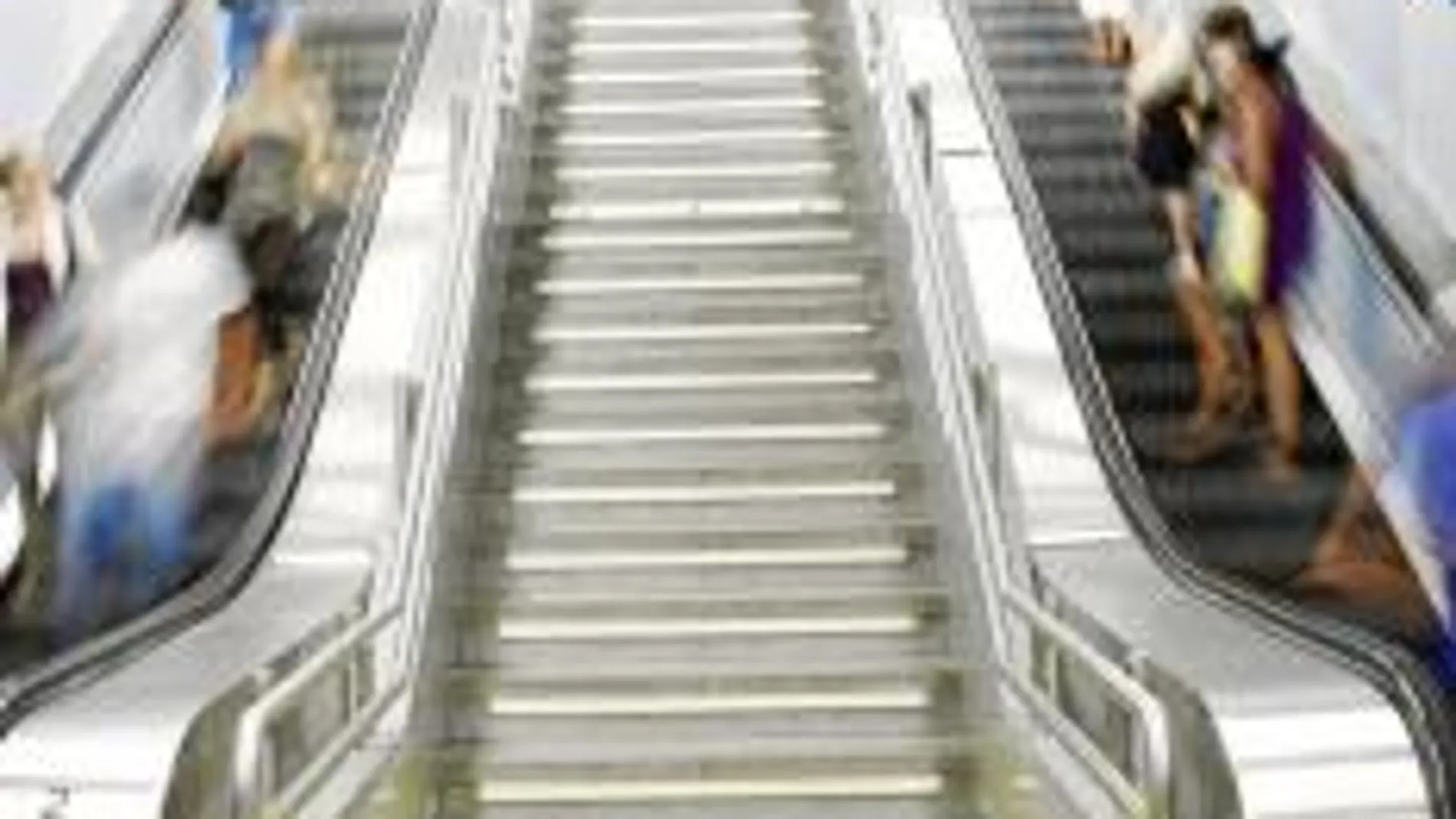 Los internautas denuncian que las escaleras entre la línea 1 y la 10 van más despacio de lo habitual en el metro de la capital