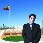 Pérez, junto a la bandera de España que ha colocado cerca de los terrenos